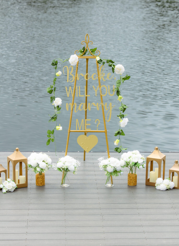 Close up of a "will you marry me" sign